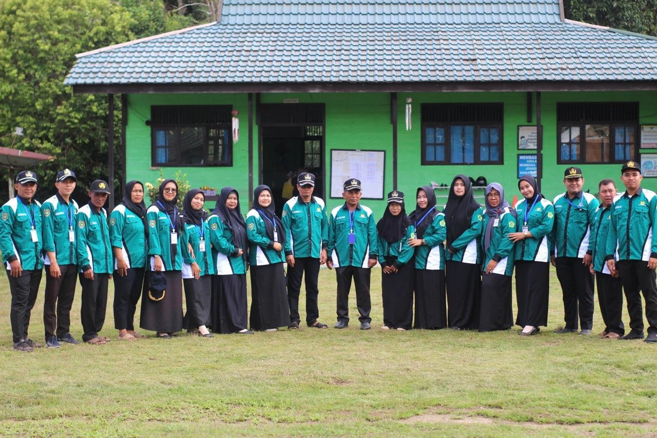 Seluruh Dewan Guru dan Staf Tata Usaha SMAS PGRI-2 SAMPIT